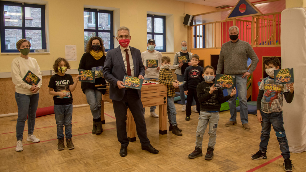 OB Feldmann mit Leiterin Martina Pahl (3.v.l.) und Leiter Harald Lenz (2.v.r.) mit Kindern und Betreuern